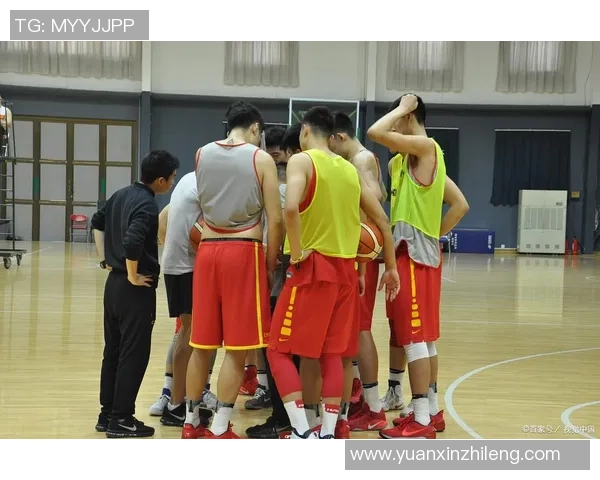 中国男篮蓝队与红队激烈对抗展现篮球魅力与团队精神